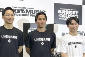 自身が企画したイベント後に写真撮影に応じるバスケットボール男子の富樫勇樹＝８月２８日、横浜市