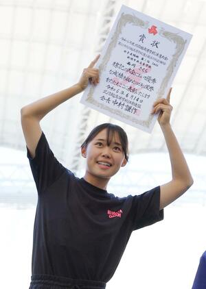 女子走り幅跳びで優勝し、表彰式で喜ぶ西川さくら(新潟中央)=14日、新潟市中央区のデンカビッグスワン