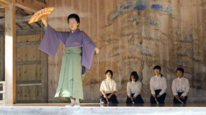 地元の能舞台で練習の成果を披露する両津吉井小の児童=佐渡市潟端