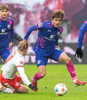 　ライプチヒ戦で競り合うマインツの佐野海（右）＝ライプチヒ（共同）