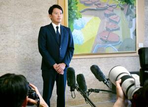 兵庫県警に書類送検されたことを受け、記者団の取材に応じる斎藤元彦知事=20日午後、兵庫県庁