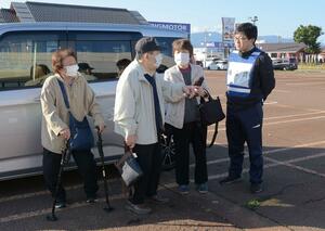 高齢の住民が津波の浸水想定区域外に車で避難した防災訓練=上越市下源入