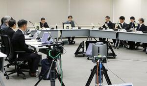 原子力規制委員会が設置した、屋内退避の運用を見直す検討チームの初会合=東京・六本木