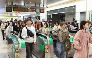 帰省や観光客らで混み合ったＪＲ新潟駅＝２５日、新潟市中央区