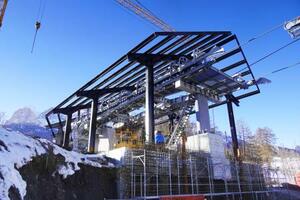 イタリア・コルティナダンペッツォで冬季五輪に合わせて建設されているケーブルカー=15日(共同)