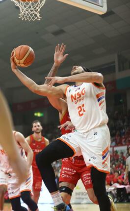 岩手－新潟　第３クオーター、シュートするハント＝５月１８日、盛岡タカヤアリーナ