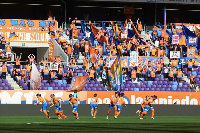 新潟Ｌ－三菱重工浦和　声援を送る新潟Ｌサポーター＝広島市