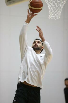 八王子戦に向け、シュート練習するパウエル＝長岡市