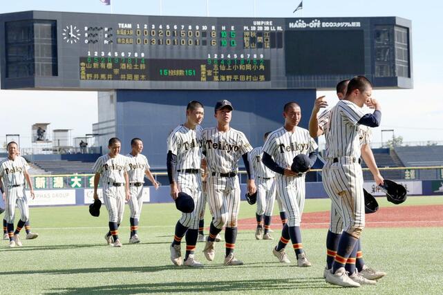 新潟産大付-帝京長岡 6-8で敗れ、涙に暮れる帝京長岡の選手たち=7月24日、新潟市中央区のエコスタ