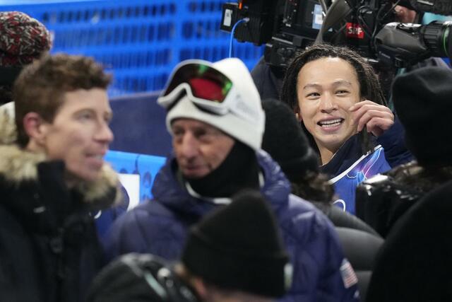 男子ハーフパイプ予選を終え笑顔を見せる平野歩夢。手前左はショーン・ホワイト氏＝リビーニョ（共同）