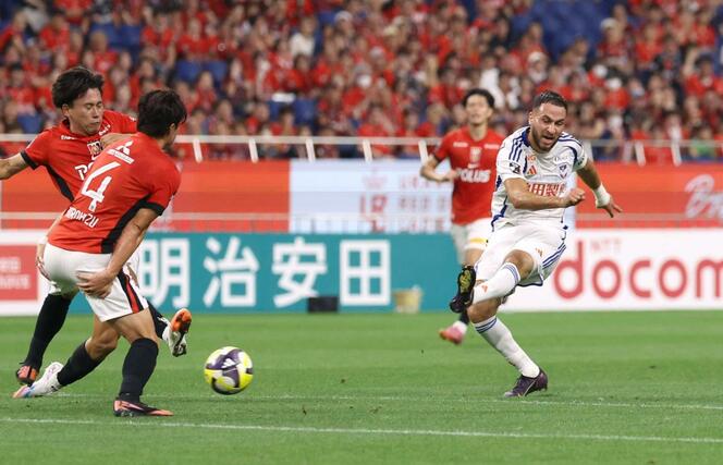 浦和－新潟　前半、ブーダがシュートを放つ＝埼スタ