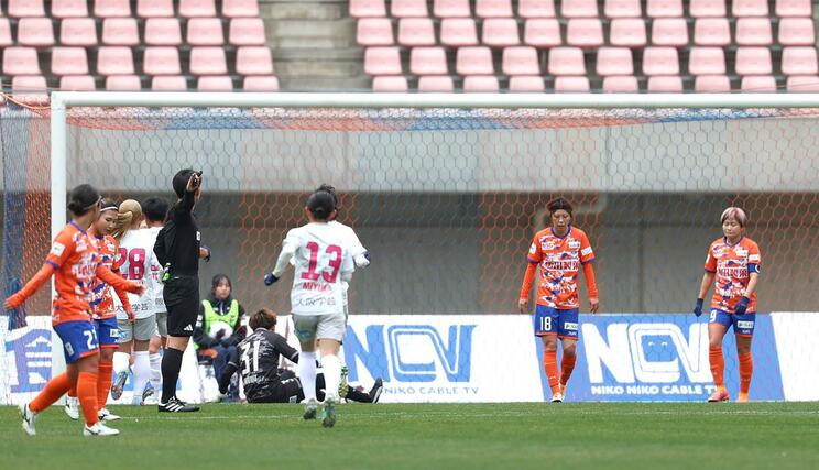 新潟L-C大阪ヤンマー 前半、C大阪に先制を許し悔しがる新潟Lの選手たち=ビッグスワン