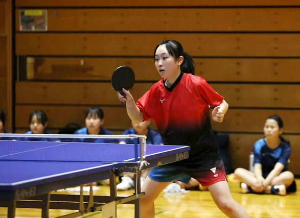 女子団体で優勝した黒埼の主将、笹川彩桜＝７月１２日、小千谷市総合体育館