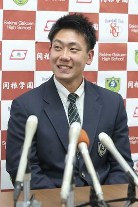 ソフトバンクから育成１位で指名された関根学園の池田栞太捕手＝関根学園高校