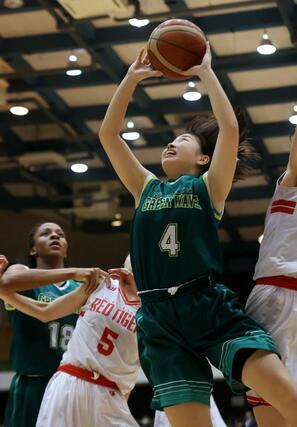 女子決勝　開志国際－新潟産大付　延長戦、新潟産大付の草壁紗寧がシュートを決めて７６－７８＝新潟市体育館