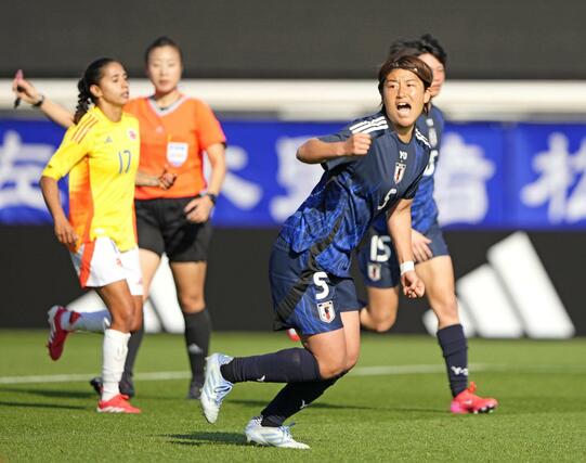 日本－コロンビア　試合終了間際、同点ＰＫを決め、駆け出す高橋（５）＝ヨドコウ桜スタジアム