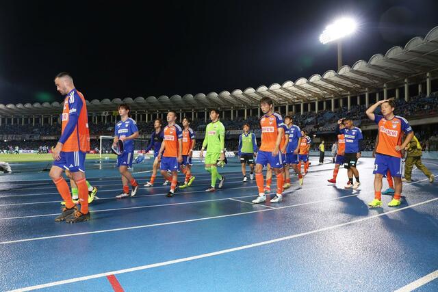 川崎－新潟　スタンドへあいさつし、引き上げる新潟の選手たち＝Ｕ等々力（写真映像部・富山翼）