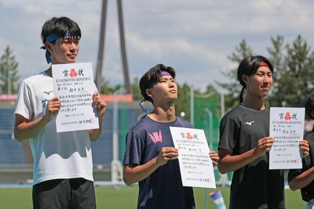 男子１１０メートル障害を制した櫻井友貴（左・六日町）＝石川県西部緑地公園陸上競技場