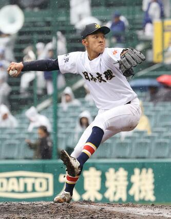 ９回からマウンドに上がった日本文理の井伊陽太＝２５日、甲子園球場