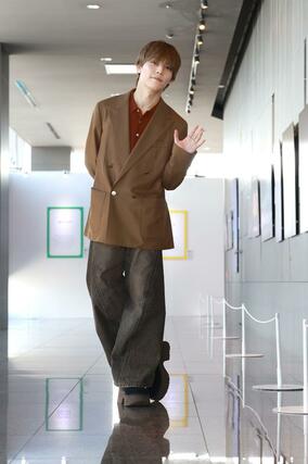 2月に新潟公演を行うDa-iCEの岩岡徹さん=新潟市中央区万代3 新潟日報メディアシップ20階