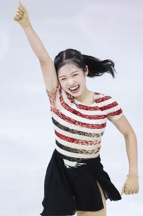 女子ＳＰの演技を終え、ガッツポーズする中井亜美＝ミラノ（共同）