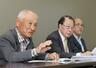  知事選立候補予定者への公開質問の回答を公表する新潟水俣病共闘会議のメンバーら＝１３日、県庁