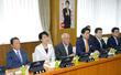 　自民党の臨時総務会に臨む（左から）麻生副総裁、有村総務会長、鈴木幹事長、小林政調会長ら＝２９日正午ごろ、東京・永田町の党本部