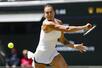 ウィンブルドン女子シングルス準決勝でプレーするアリーナ・サバレンカ=2025年7月(共同)