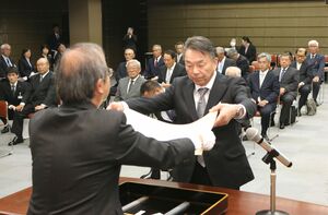春の叙勲・褒章と危険業務従事者叙勲の伝達式＝８日、県庁