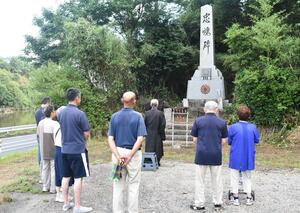 内野町遺族会が建立した忠魂碑。遺族が訪れ、戦没者の冥福を祈った=13日、新潟市西区