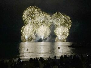 ハワイのホノルルフェスティバルで打ち上がった長岡花火(長岡花火財団提供)