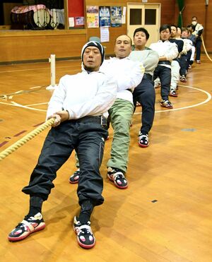 全日本綱引選手権に向けた練習で、綱に手を慣らすニイガタTCのメンバー=糸魚川市