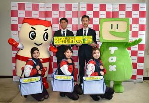 確定申告ステッカーを貼って配達する新発田ヤクルト販売のスタッフら＝新発田市