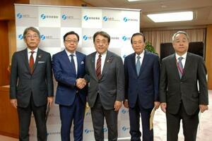　赤沢経産相（中央）と会談した石油連盟の木藤俊一会長（左から２人目）ら＝２６日午後、東京都千代田区