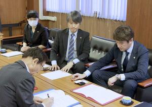 中小企業支援に関する新井商工会議所と県弁護士会の覚書締結式=妙高市下町