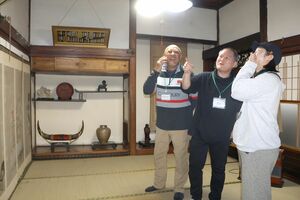 移住者交流会の参加者と話す桐生照久さん(左)=胎内市鼓岡