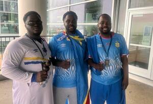 サッカーW杯のコンゴ(旧ザイール)代表を応援したマナッセ・クウェテさん(右)ら=17日、米テキサス州ヒューストン(共同)