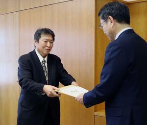 大郷橋架け替えを求める要望書を提出した促進協議会の石澤兼二会長(左)=新潟市役所