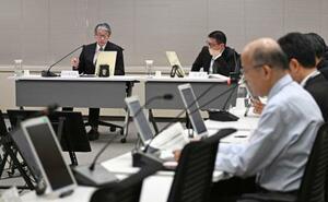 　中部電力が浜岡原発３、４号機の再稼働審査で「基準地震動」を意図的に過小評価した疑いがある問題を巡り、対応を議論する原子力規制委の会合。左端は山中伸介委員長＝７日午前、東京都港区