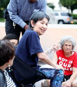 原爆犠牲者を追悼する集いで発言する安部慶子さん=5日、ワシントン(共同)