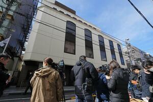 世界平和統一家庭連合(旧統一教会)の本部が入るビルの前に集まった報道関係者=4日午前、東京都渋谷区