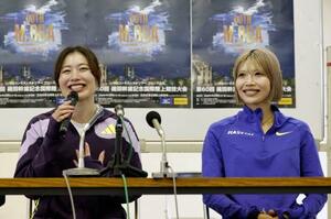 　笑顔で記者会見する福部真子（左）と中島ひとみ＝２８日、ホットスタッフフィールド広島