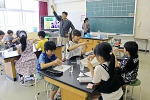 水の汚れを調べる五泉南小の児童ら=五泉市駅前2