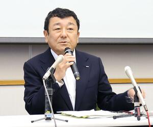 定例記者会見に臨む東京電力柏崎刈羽原発の稲垣武之所長=28日、柏崎刈羽原発