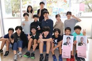 笑顔丼の販売に向け、広報活動に奮闘する赤石小学校の6年生たち=南魚沼市荒金