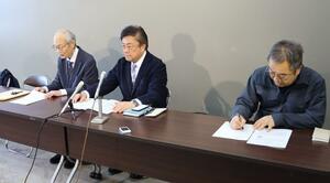 東京電力柏崎刈羽原発の事故を想定し、独自のシミュレーション結果を公表した市民団体のメンバー=3月21日、県庁