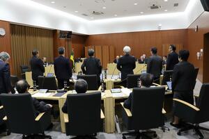 東電柏崎刈羽原発の早期再稼働求める請願を採決する刈羽村議会=3月8日