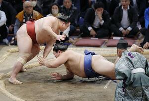 隆の勝(左)が引き落としで大の里を破る=福岡国際センター