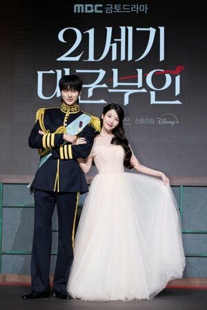 『21世紀の大君夫人』の会見に出席した（左から）ビョン・ウソク、IU＝ディズニープラス スターにて4月10日（金）より独占配信開始（C） 2026. MBC. All Rights reserved.