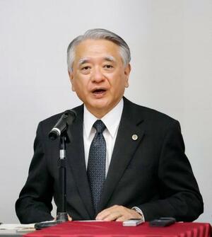 記者会見する第三者委員会の原村憲司委員長=31日午前、熊本市